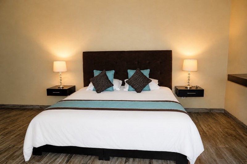 Suite Orquídea — recámara con cama King